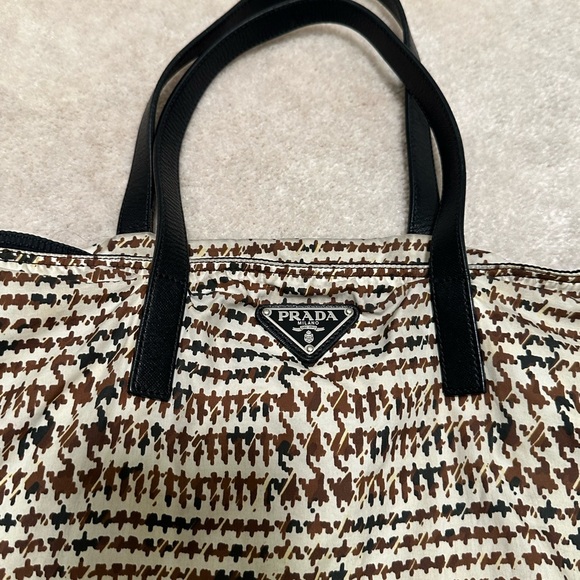 Authentic Prada nylon print tote bag with leather strap - Picture 3 of 4
